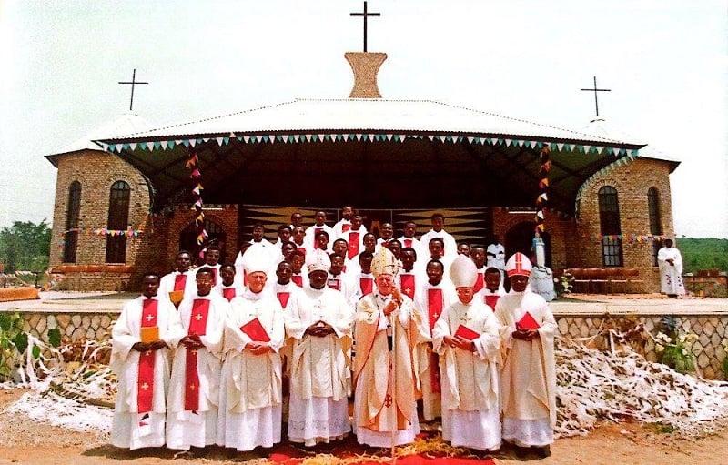 Ubwo Papa Yohani Paulo ll yahaga ubupadiri abadiyakoni 32 barimo Cardinal Kambanda na Musenyeri Harorimana Vincent