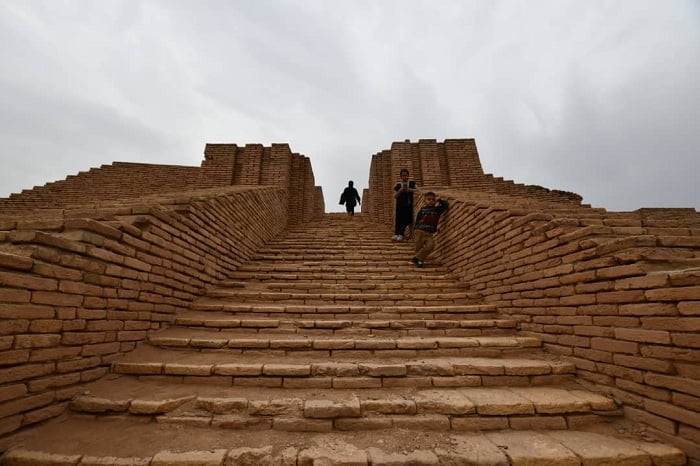 Inzira zigana mu rusengero Ziggurat rwo muri Uri