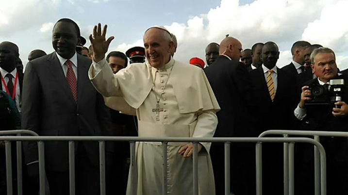 Papa asuhuza anaha umugisha Abanyakenya
