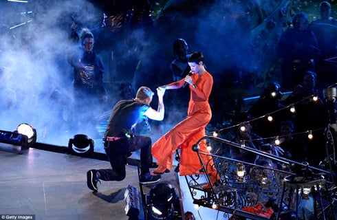 Rihanna azamuka kuri stage.