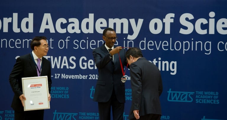 Parezida Kagame yambika umudari umwe mu bahawe ibihembo 