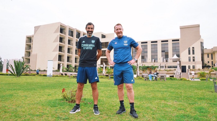 Robert Pires (wambaye umupira w'igikara) na Ray Parlour (uri iburyo) bishimiye ibihe byiza bagiriye mu Rwanda