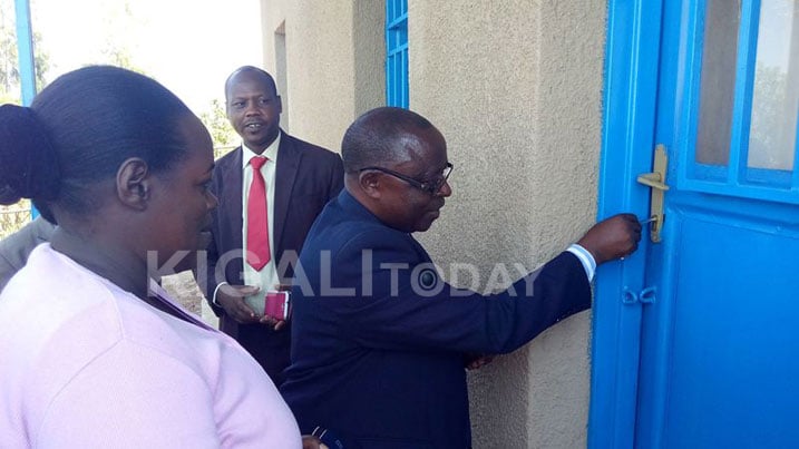 Pasiteri Sibomana Jean, Umuvugizi wa ADEPR, afungura inzu bubakiye Mukashema Grace ngo ayimushyikirize.