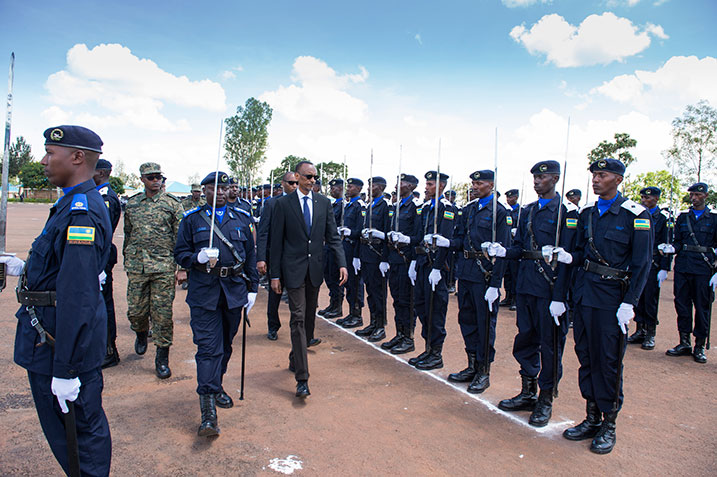 Perezida Kagame mu birori byo gusoza amasomo y'abofisiye bato ba Polisi y'u Rwanda. 