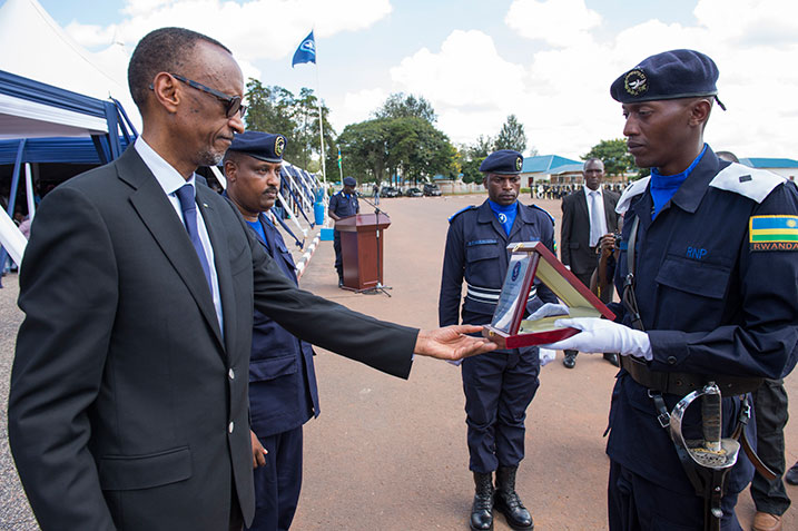 Perezida Kagame ashimira umwe mu bapolisi basoje amasomo bitwaye neza kurusha abandi.