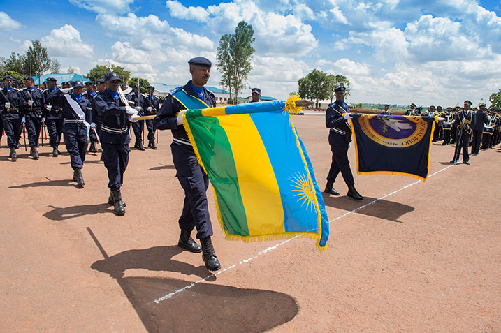 Akarasisi k'abapolisi barangije na bakuru babao babafashije kashimishije abitabiriye umuhango wo kubinjiza ku mugaragaro mu gipolisi.