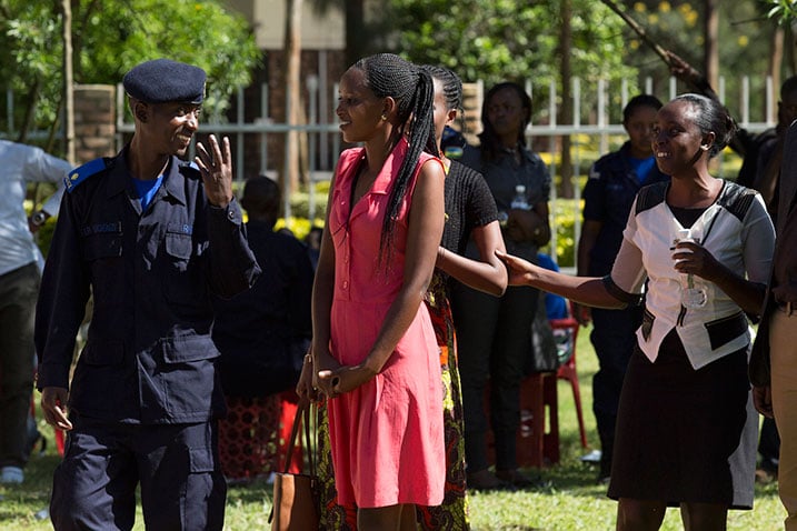 Abinjijwe mu gipolisi babonye umwanya wo kuganira n'imiryango yabo.