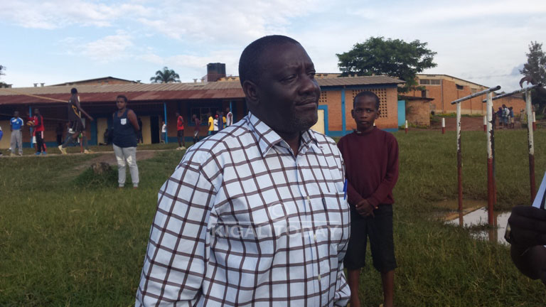 Paterne Rwigema ushinzwe siporo n'umuco muri ministeri y'uburezi akurikirana imyitozo y'abana 