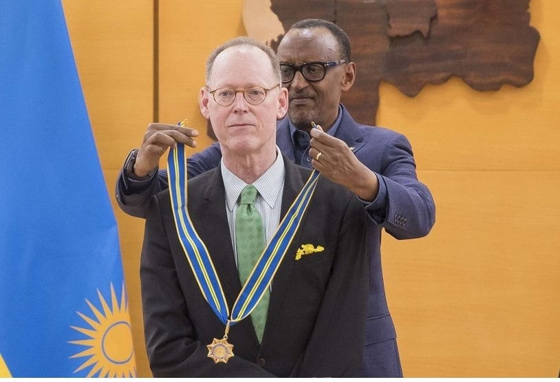 Ubwo Perezida Kagame yambikaga Impeta y'ishimwe Paul Farmer