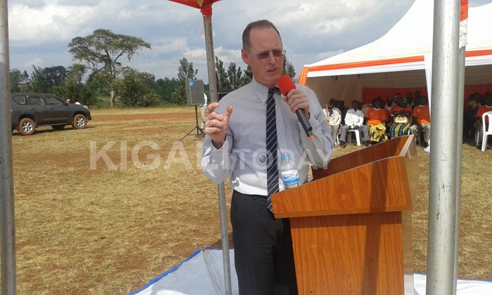 Paul Farmer wari uhagarariye umushinga Partners in Health ku Isi yavuze ko kugira ngo baze gukorera mu Rwanda byasabwe na Paul Kagame ataraba Perezida wa Repubulika.