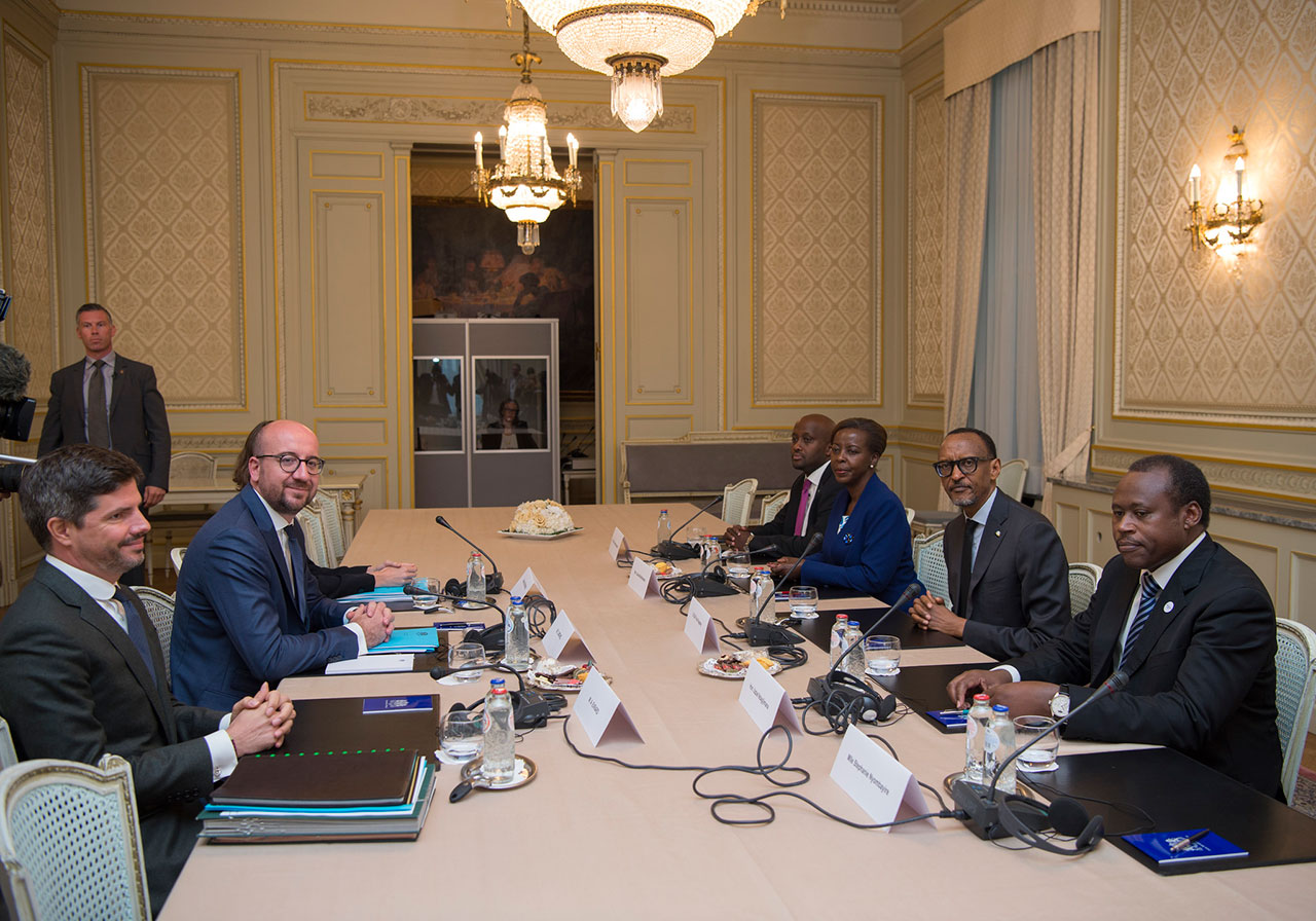 Perezida Kagame n'itsinda ayoboye bagirana ibiganiro na Minisitiri Charles Michel