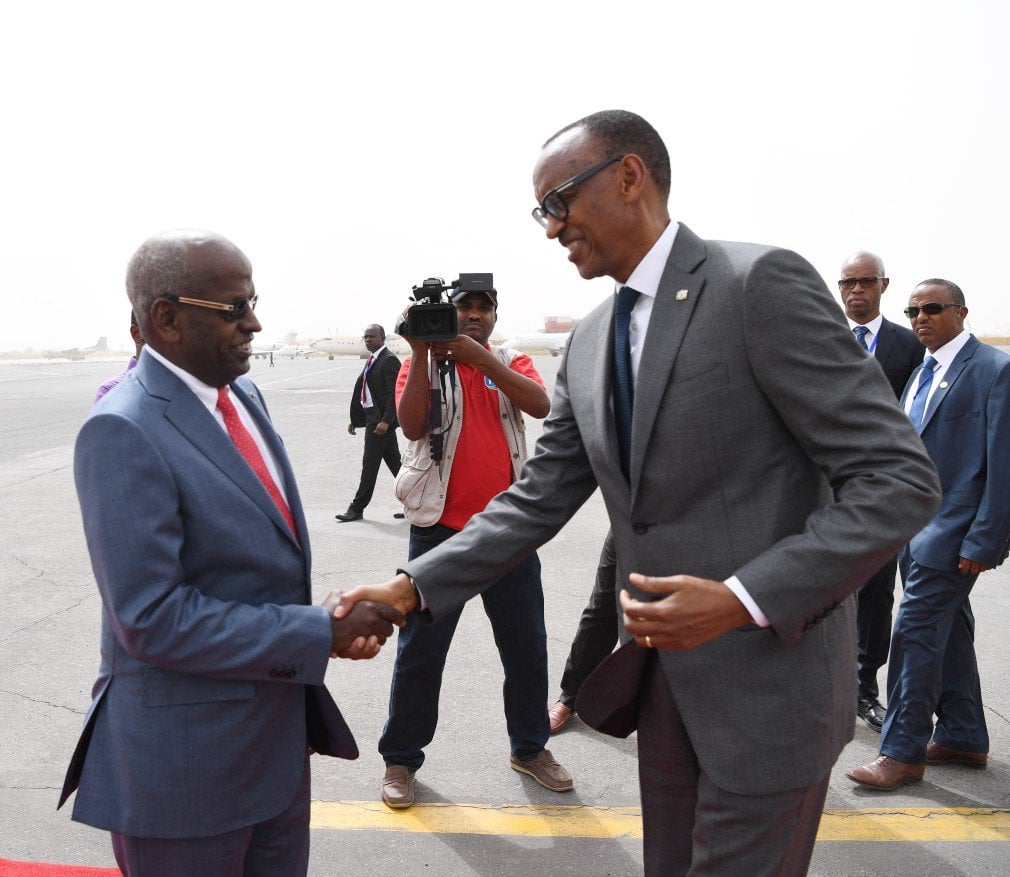 Perezida Kagame akigera muri Djibouti yakiriwe n'itsinda ryoherejwe na Perezida Ismael Omar Guelleh