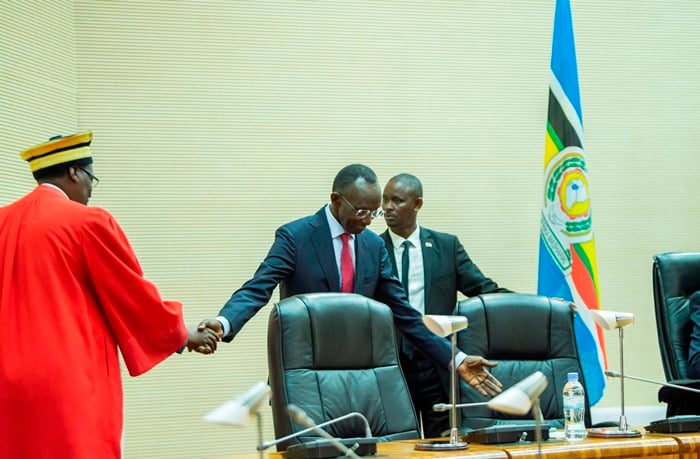 Prof Sam Rugege wayoboraga Urukiko rw'Ikirenga yahaye ikaze n'icyicaro Dr Faustin Nteziryayo wamusimbuye