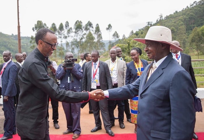 Perezida Kagame na Yoweri Museveni ubwo bari bakimara guhurira ku mupaka wa Gatuna/Katuna mu nama yabahuje kuri uyu wa Gatanu