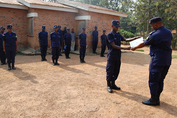PC Bayingana ashyikirizwa icyangombwa cy