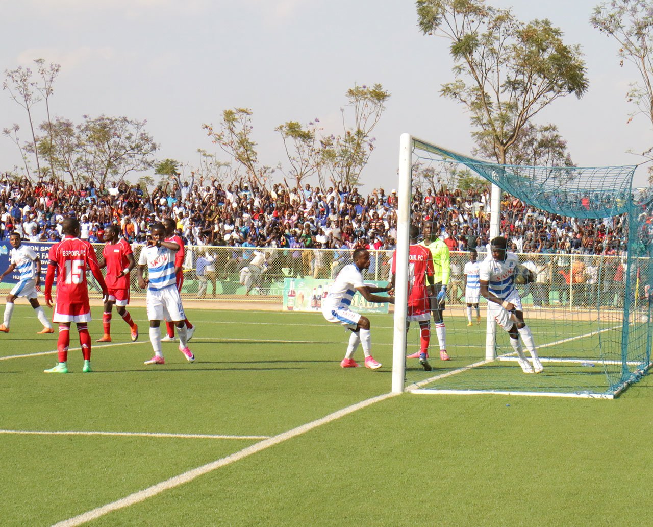 Mutsinzi Ange yihutiye guhita akura umupira mu izamu ngo bashake icya kabiri
