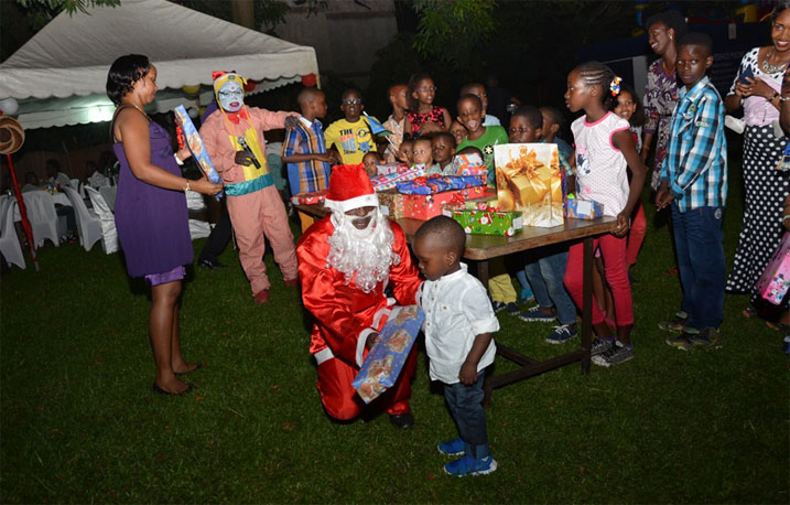 Pere Noel yanahaye abana impano.