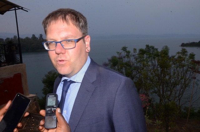Perer Lindenmann, umuyobzi ushinzwe guhuza ibikorwa by'umushinga Suisse Contact mu karere k'ibiyaga bigari, yasabye ubuyobozi bw'utu turere n'abaturage kubungabunga ibi bikorwa