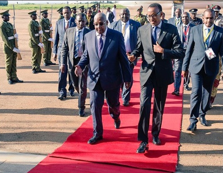Perezida Kagame akigera i Kampala.