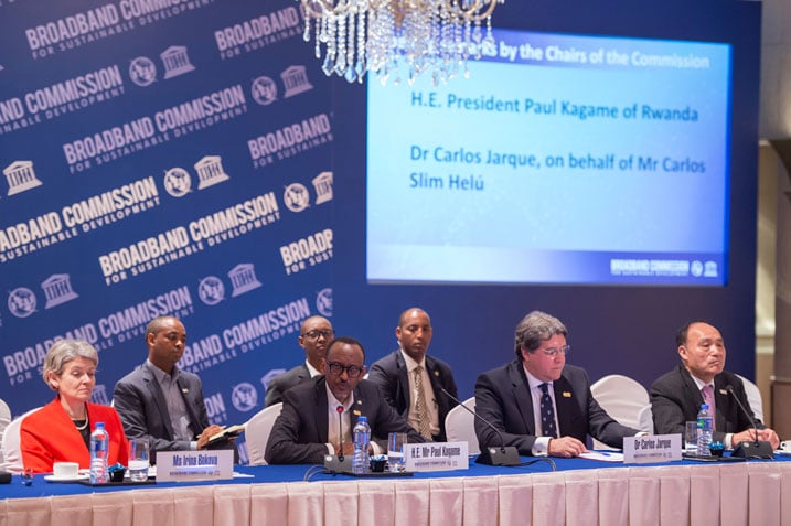 Perezida Kagame yari ayoboye inama yiga ku gukwirakwiza internet yihuta ku isi.