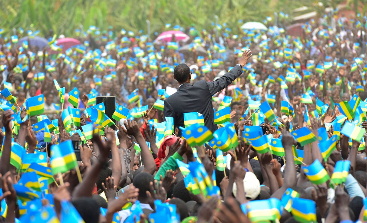 Perezida Kagame asuhuza abaturage