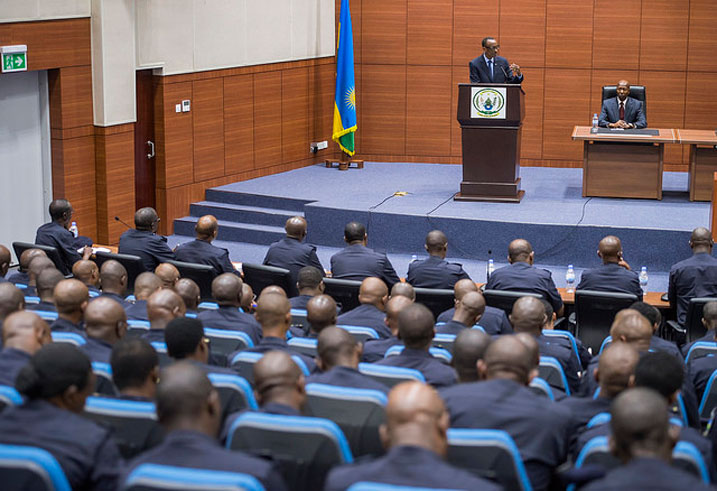 Perezida Kagame aha impanura abapolisi bakuru b