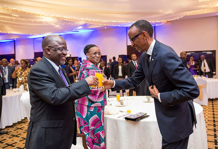 Perezida Kagame asangira na Perezida John Pombe Joseph Magufuli.