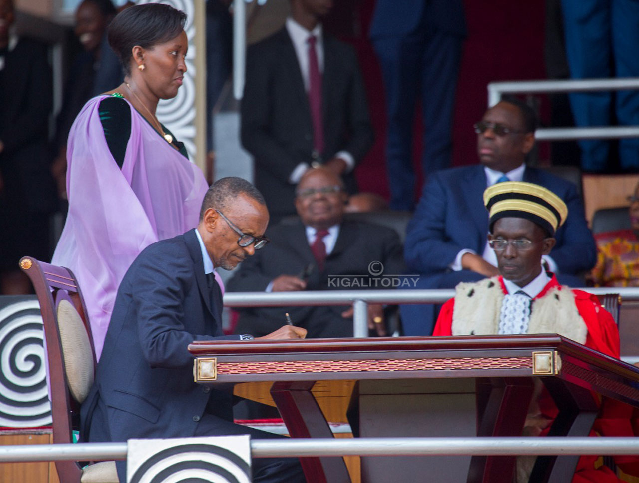 Perezida Kagame asinyira indahiro amaze gutanga yo kuyobora igihugu.