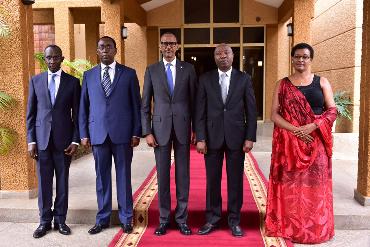 Perezida Kagame n'abandi bagize guverinoma baha ikaze Minisitiri w'Intebe mushya.