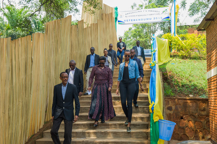 Perezida Kagame n'umuryango we bakigera ku biro by'itora.
