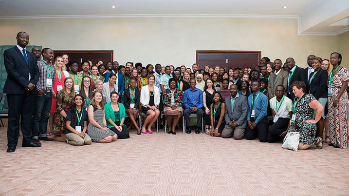 Perezida Kagame n'urubyiruko rwo mu muryango wa Global Health Corps.