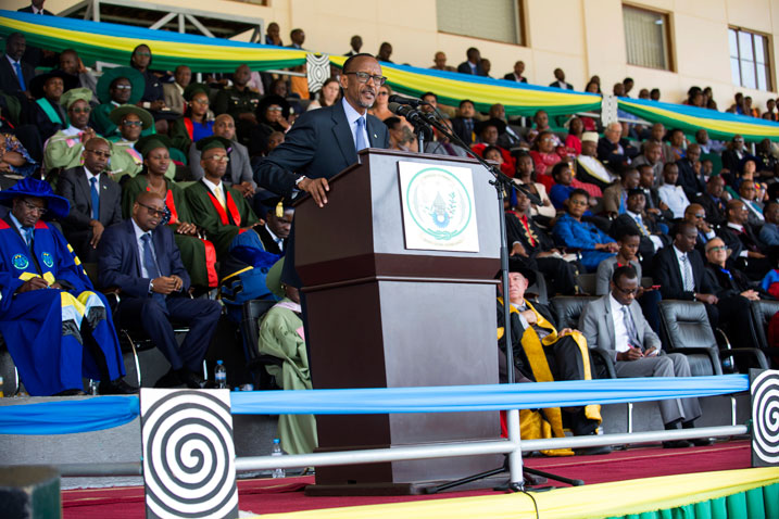  Perezida Kagame yibukije abarangije muri kaminuza y