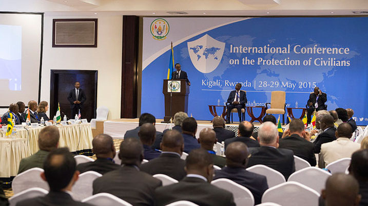 Perezida Kagame yafunguye inama mpuzamahanga yiga ku kurinda umutekano w'abasivili mu bihugu byugarijwe n'imvururu n'intambara.