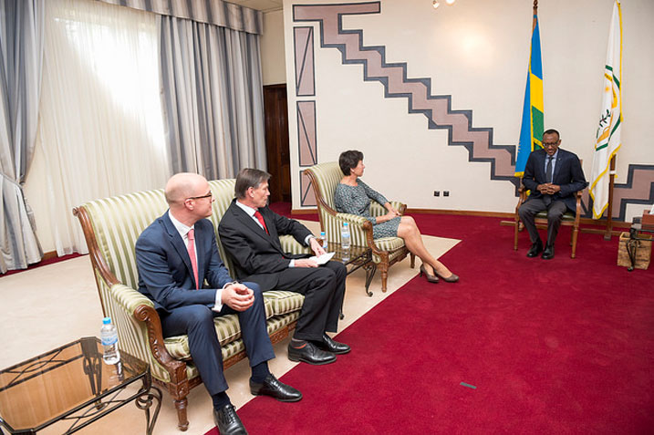 Perezida Kagame yakira abahagarariye ibihugu by' Ubuholandi na Koreya y'Epfo mu Rwanda.