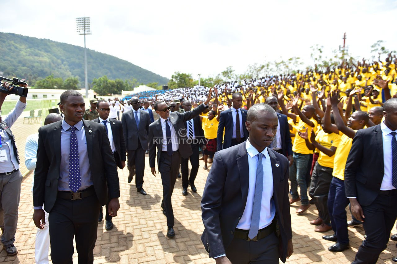 Perezida Kagame yakiranwe urugwiro n'abaturage bari bitabiriye uyu muhango.