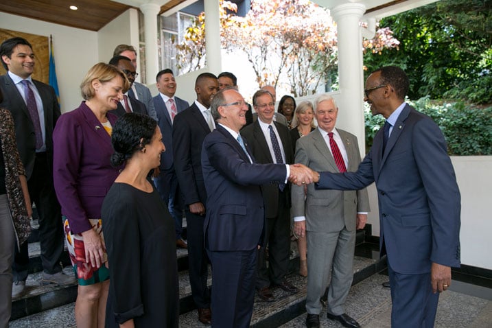 Perezida Kagame yakiriye abagize itsinda ry'Abanya-Australia n'Abanya-Amerika barebaga aho bashora imari.