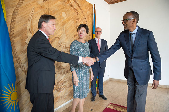 Perezida Kagame yakira uwaje guhagararira Ubuholandi mu Rwanda. 