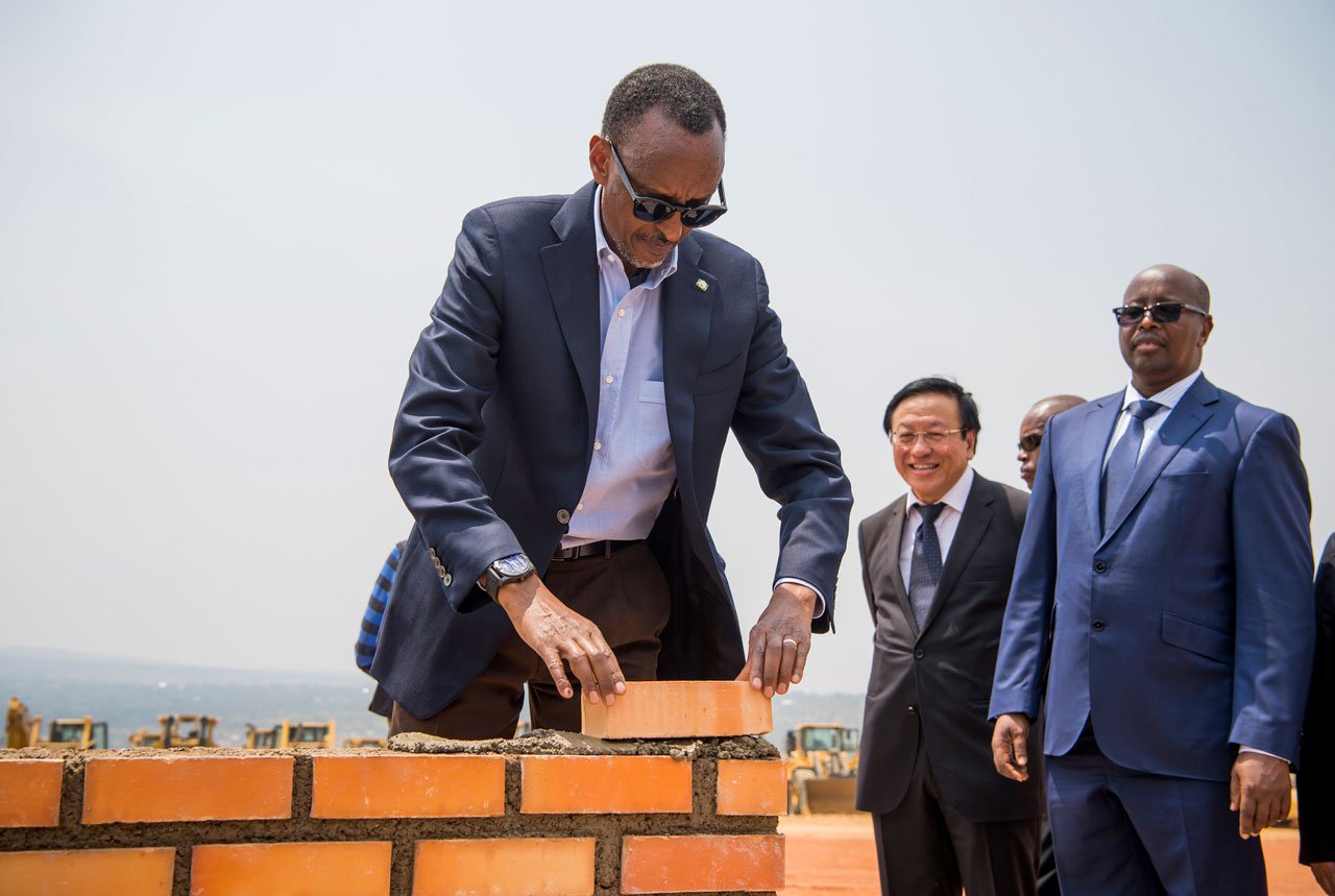 Perezida Kagame nawe yari atewe amatsiko n'ikibuga cy'indege cya Bugesera -  Kigali Today