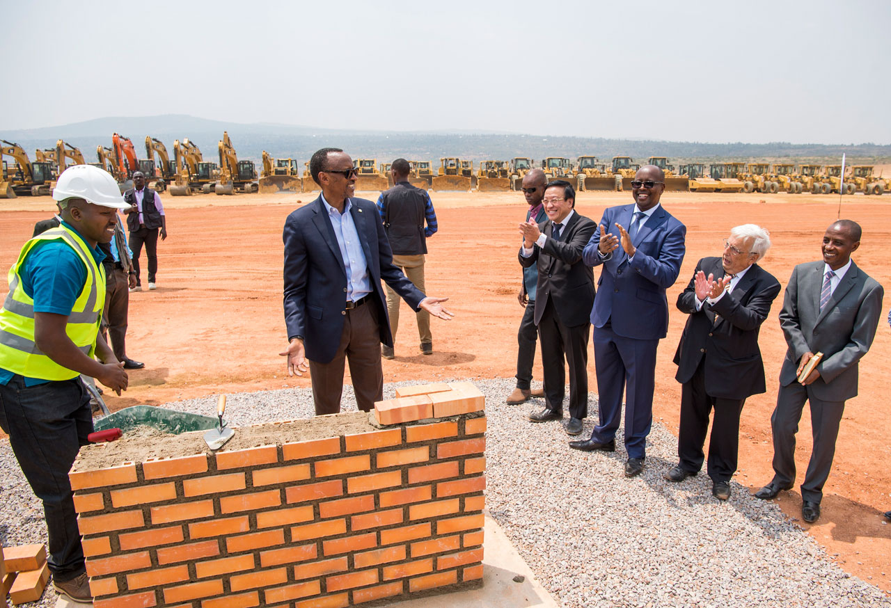 Perezida Kagame yavuze ko guverinoma yari yaratindiwe n'uko iki kibuga gitangira.