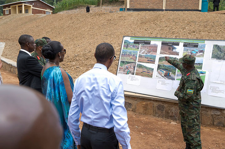 Perezida Kagame yerekwa ibikorwa ingabo zikorera abaturage.