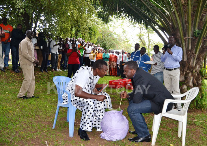 Perezida wa PSF mu Karere ka Rwamagana, Murenzi Jean Baptiste (ibumoso) n