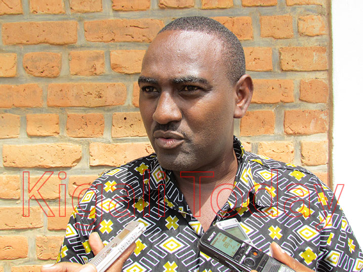 Butera asaba abanyamuryango ba SACCO ya Karambi kudatekereza ko abayoboziz bahagaritse inyubako ya bo kubera ko babanga. 