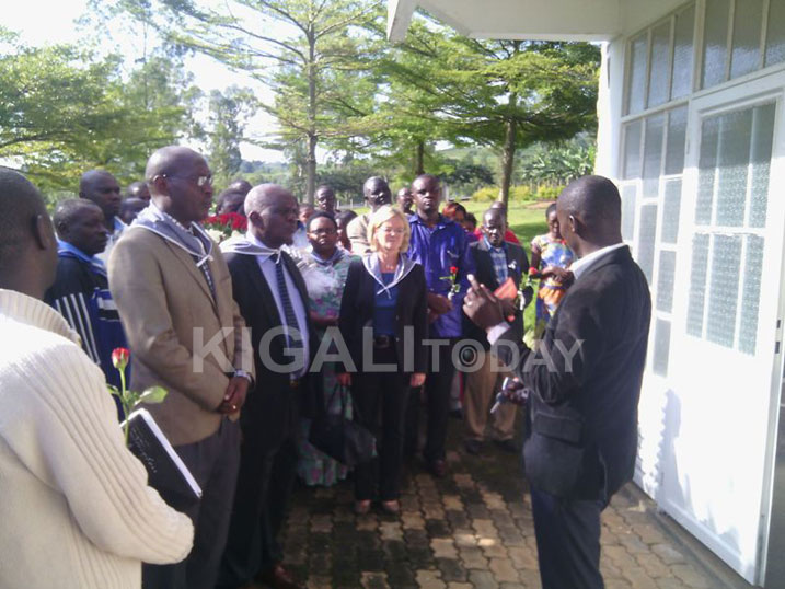 Perezida wa Ibuka mu Karere ka Kamonyi asobanurira abakozi b'ibigo by'imari amateka y'Urwibutso rwa Jenoside rwa Kamonyi.