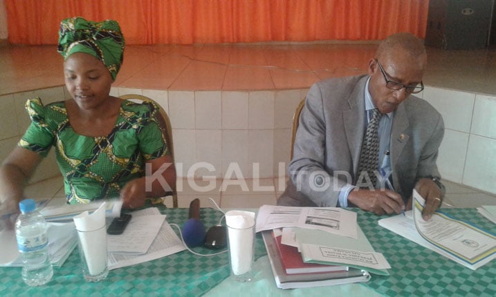 Perezida wa Njyanama y'Akarere ka Kirehe ashyira umukono kuri iyo ngengo y'imari.