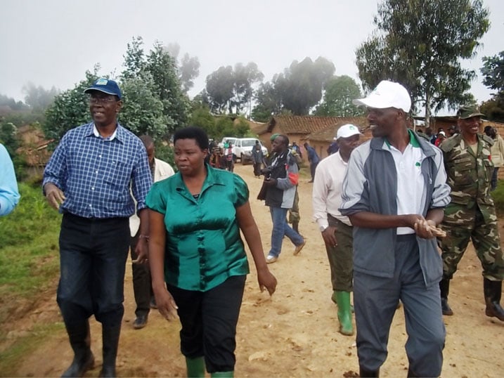 Perezida wa Sena ari kumwe n'umuyobozi w'intara y'iburengerazuba ndetse n'umuyobozi w'akarere bagiye kuganiriza abaturage nyuma y'umuganda.