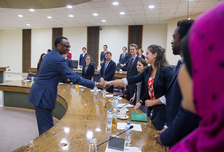 Perezida yakiriye abanyeshuri 22 biga muri Kaminuza ya Stanford yo muri Leta zunze Ubumwe z