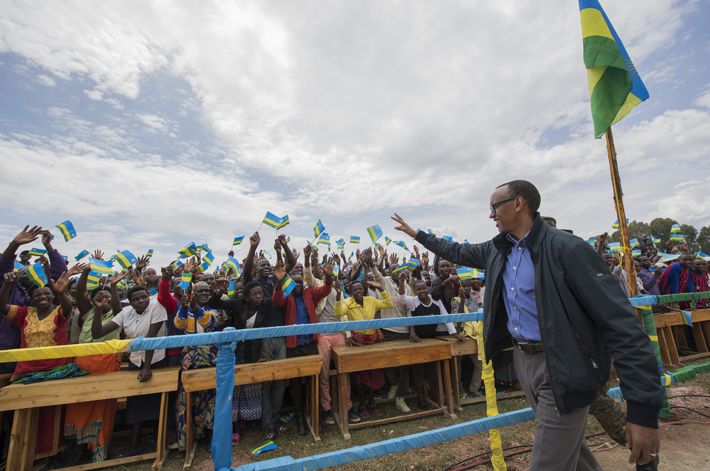 Perezida Kagame akigera i Nyamagabe yakiranywe urugwiro