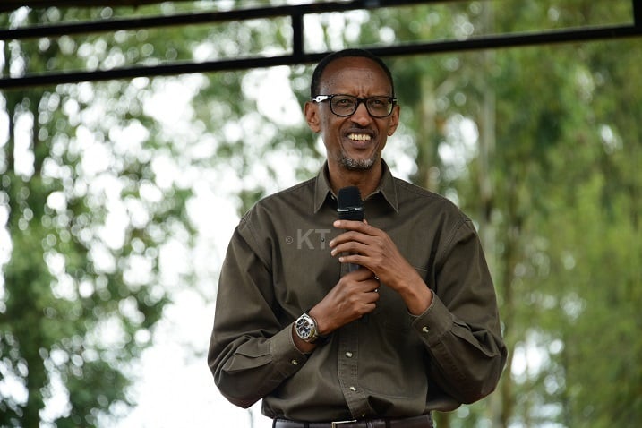 Perezida Kagame arizeza ko umuhanda Kagitumba-Kayonza-Rusumo ugiye gukorwa (Photo Plaisir Muzogeye)