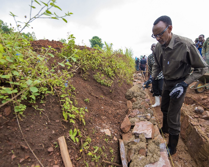Perezida Kagame asanga u Rwanda rufite byinshi byo gukora ku buryo umwanya wo kuruhuka ari muto. Aha yari kumwe n'abaturage mu muganda i Kayonza tariki 30 Mata 2016