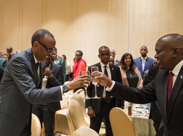 Perezida Kagame na mugenzi we wa Botswana basangiye mbere yo gusoza uruzinduko